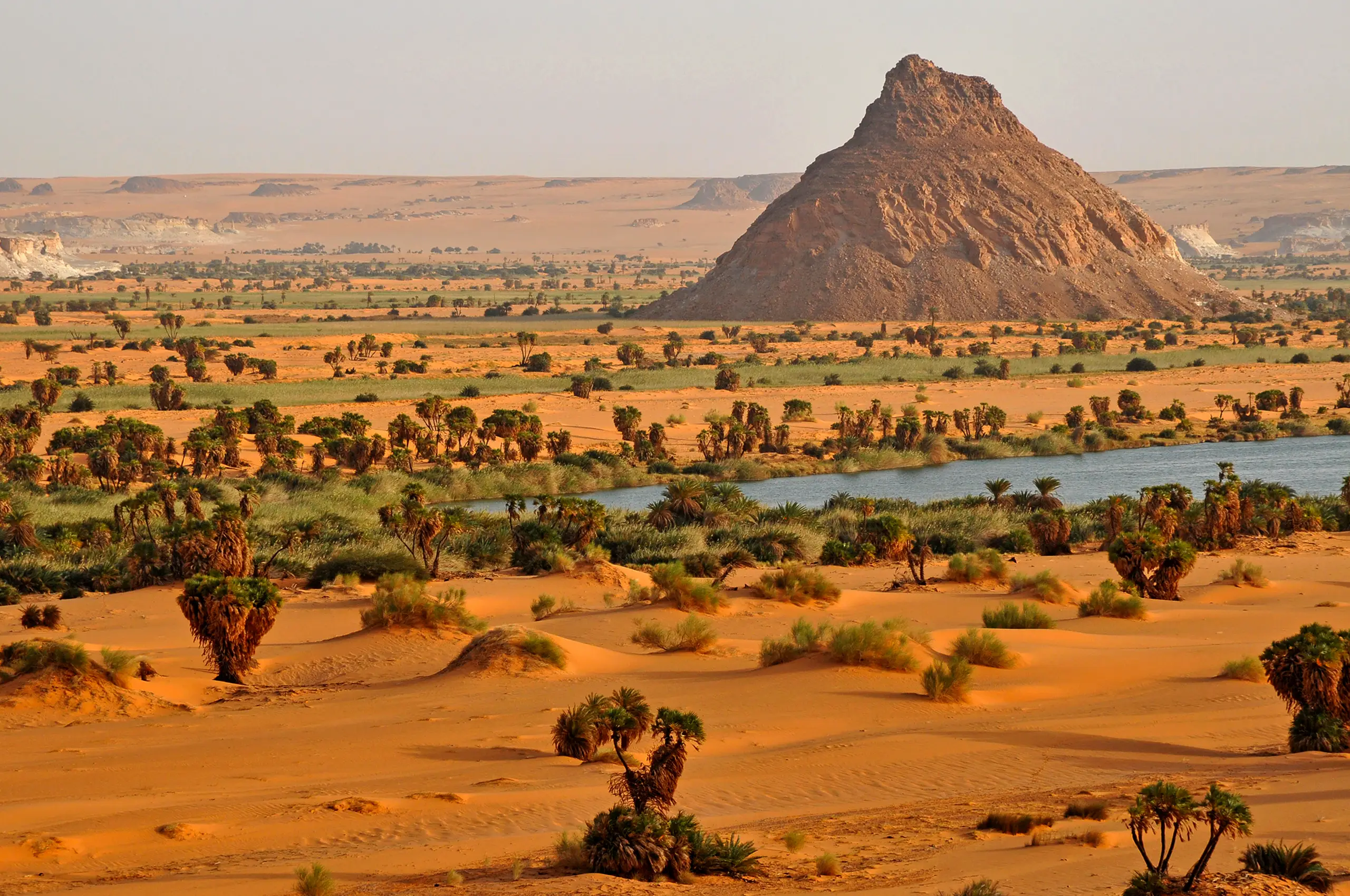 Le magnifique lac Ounianga, oasis située dans le désert du Sahara, offre un contraste saisissant entre les dunes dorées et l'eau cristalline. Un lieu inoubliable dans le Sahara.