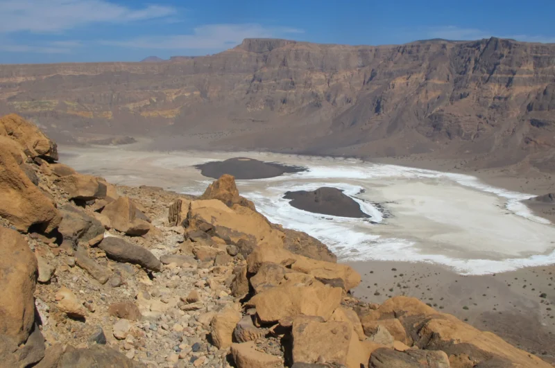 A spectacular view of the Erè Kohor crater, a fascinating geological site in Tibesti, featuring volcanic formations and a vast, majestic desert landscape.