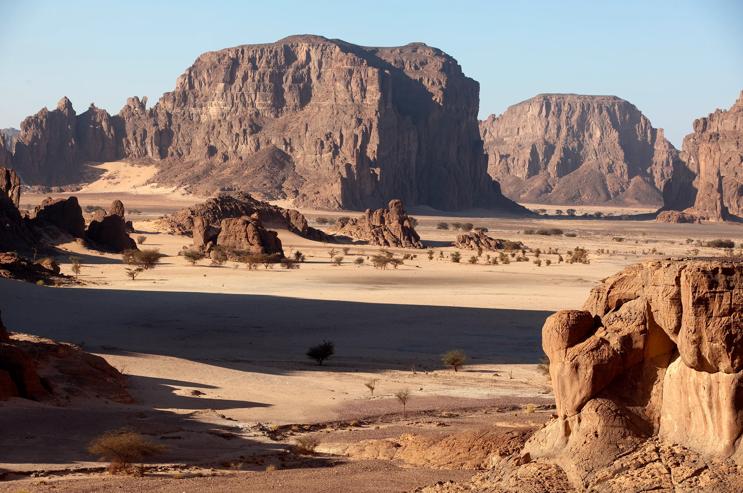 Vue spectaculaire du massif du Tibesti au Tchad, un endroit majestueux et reculé, parfait pour les expéditions sahariennes.