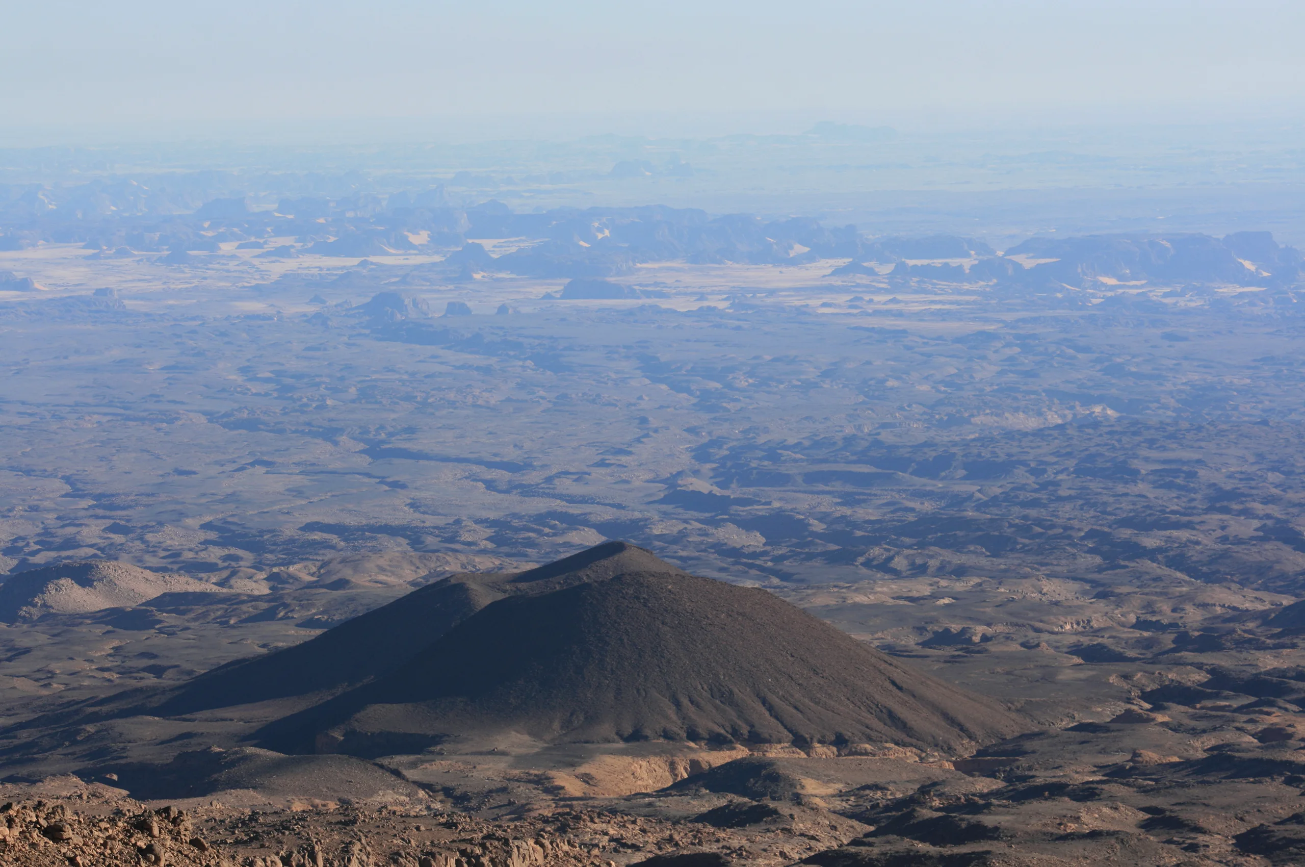 Vue sur le sommet de l’Emi Koussi, le point culminant du Sahara, dans le massif du Tibesti.