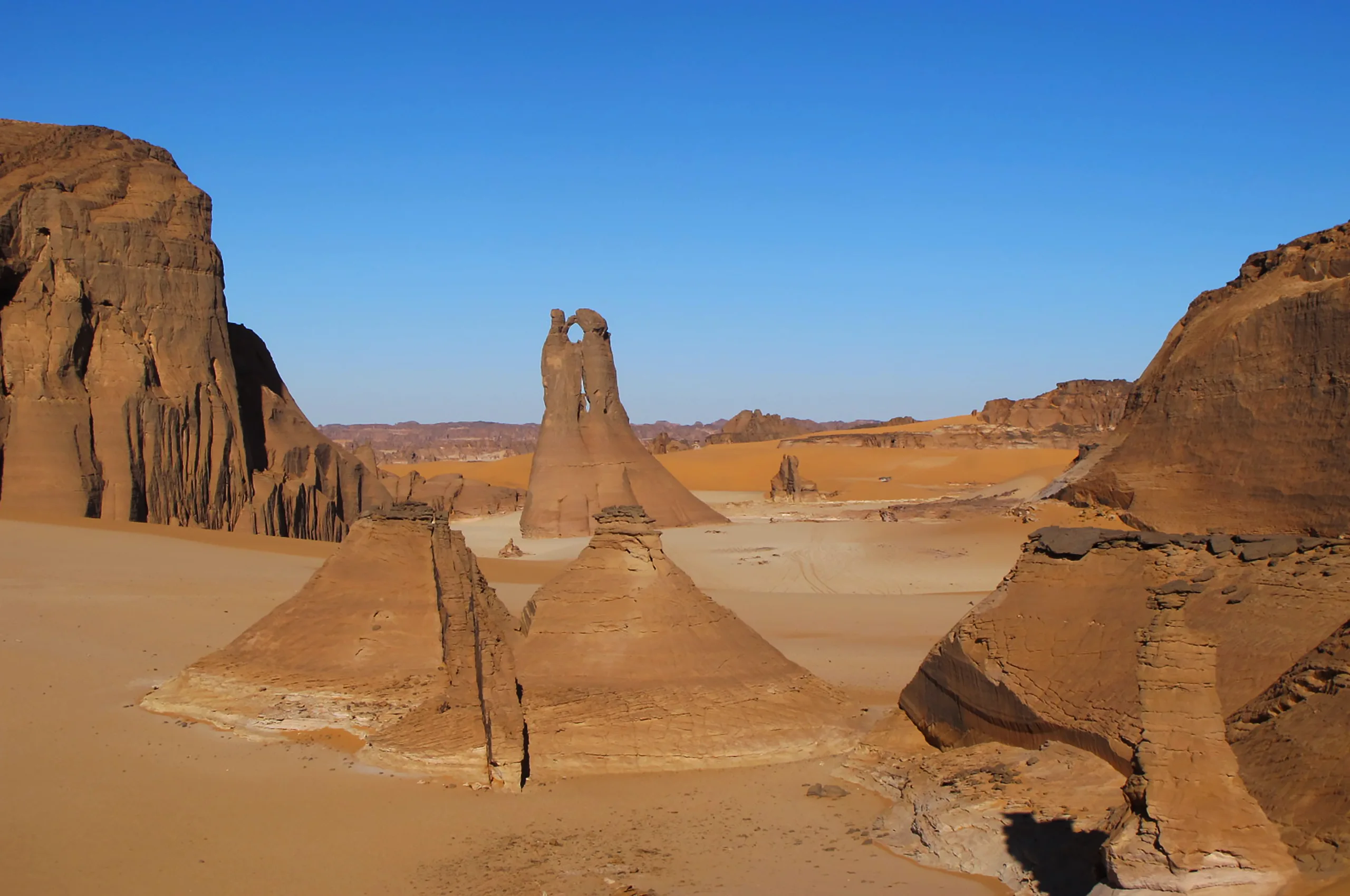 Emi Koussi, une niche cachée au cœur du Sahara, révélée par des vues aériennes impressionnantes.