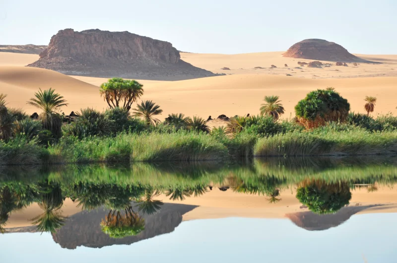 Les magnifiques lacs d'Ounianga, une oasis dans le désert, classés au patrimoine de l'Unesco.